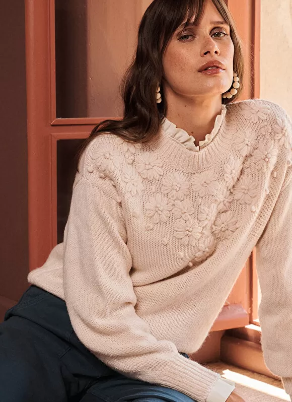 Shop Sud Express Pull Col Rond A Broderies Florales Ecru Marguerite