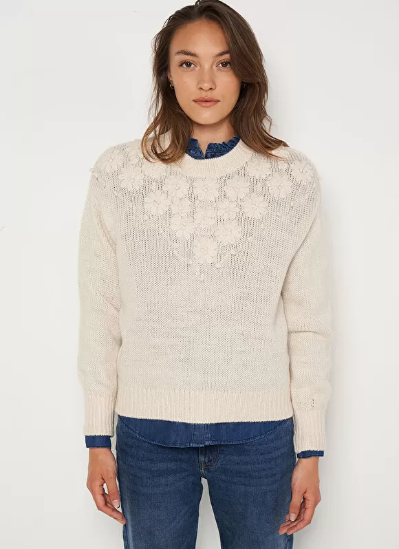 Shop Sud Express Pull Col Rond A Broderies Florales Ecru Marguerite